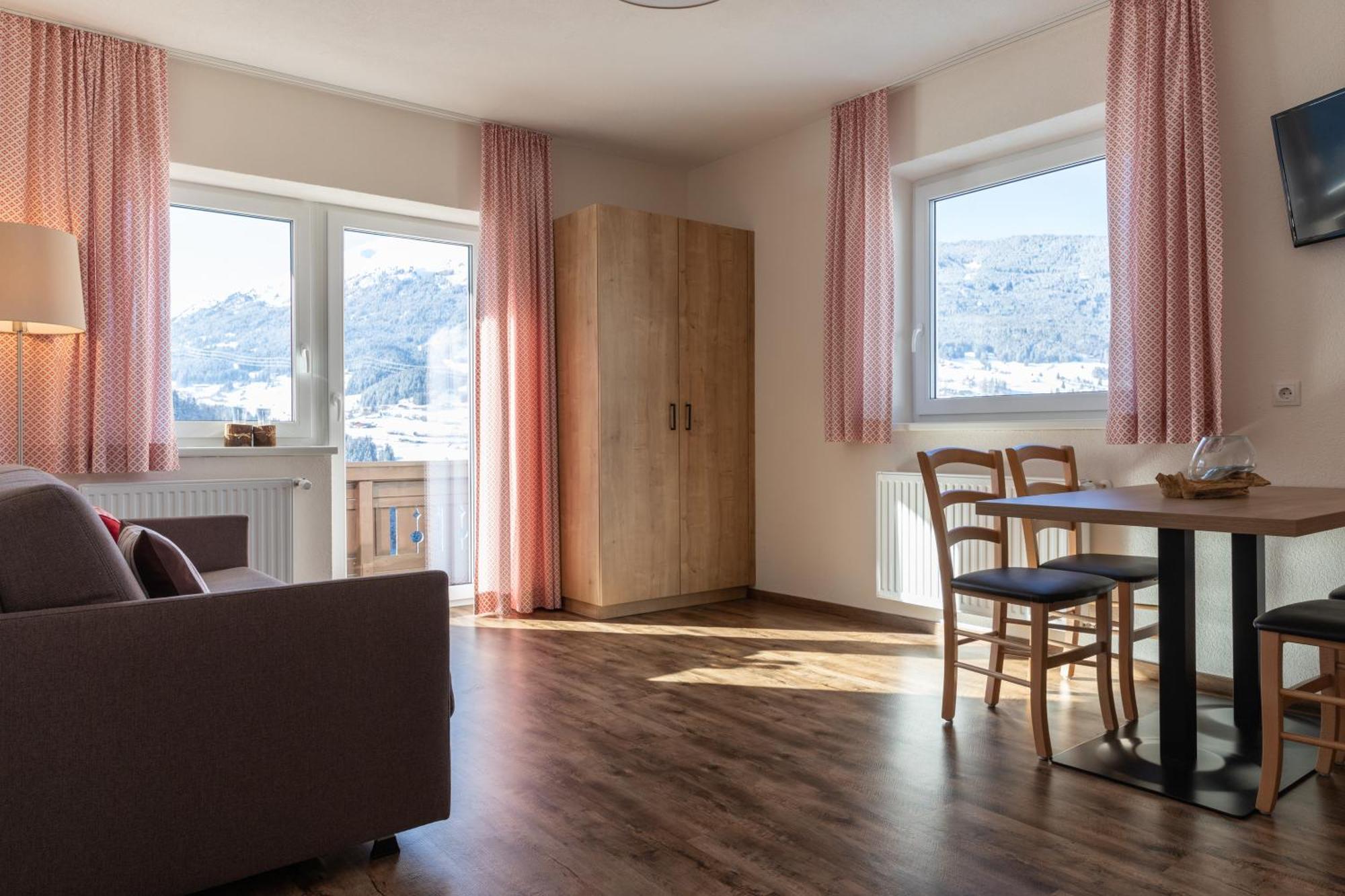 耶岑斯Pitztal Living公寓式酒店 外观 照片