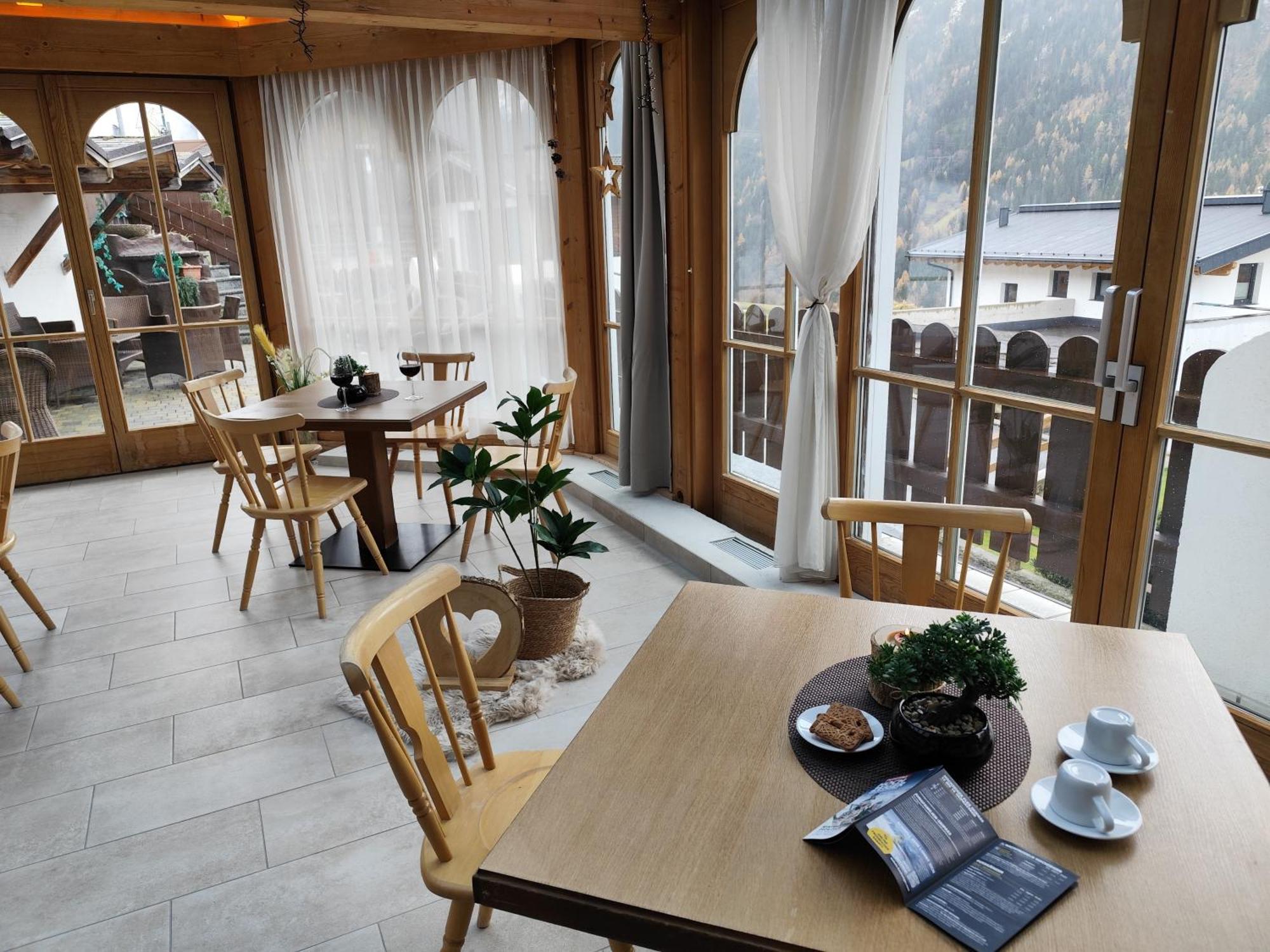 耶岑斯Pitztal Living公寓式酒店 外观 照片